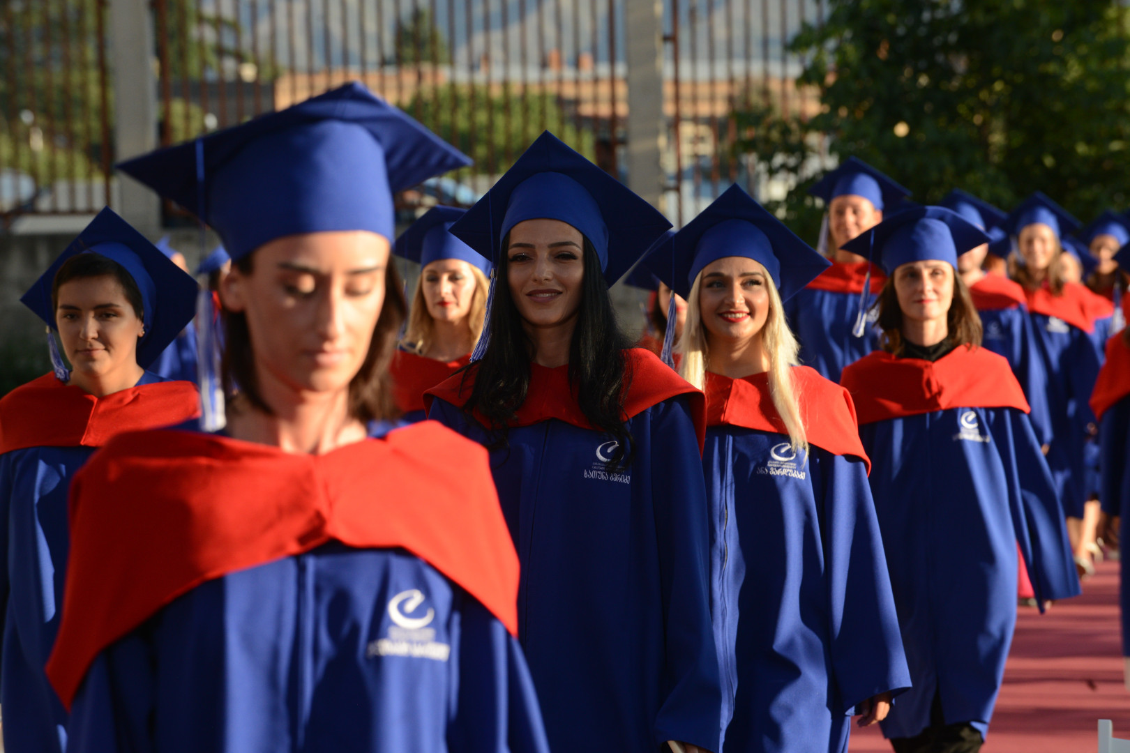  კურსდამთავრებულთათვის დიპლომების გადაცემის ცერემონიალი