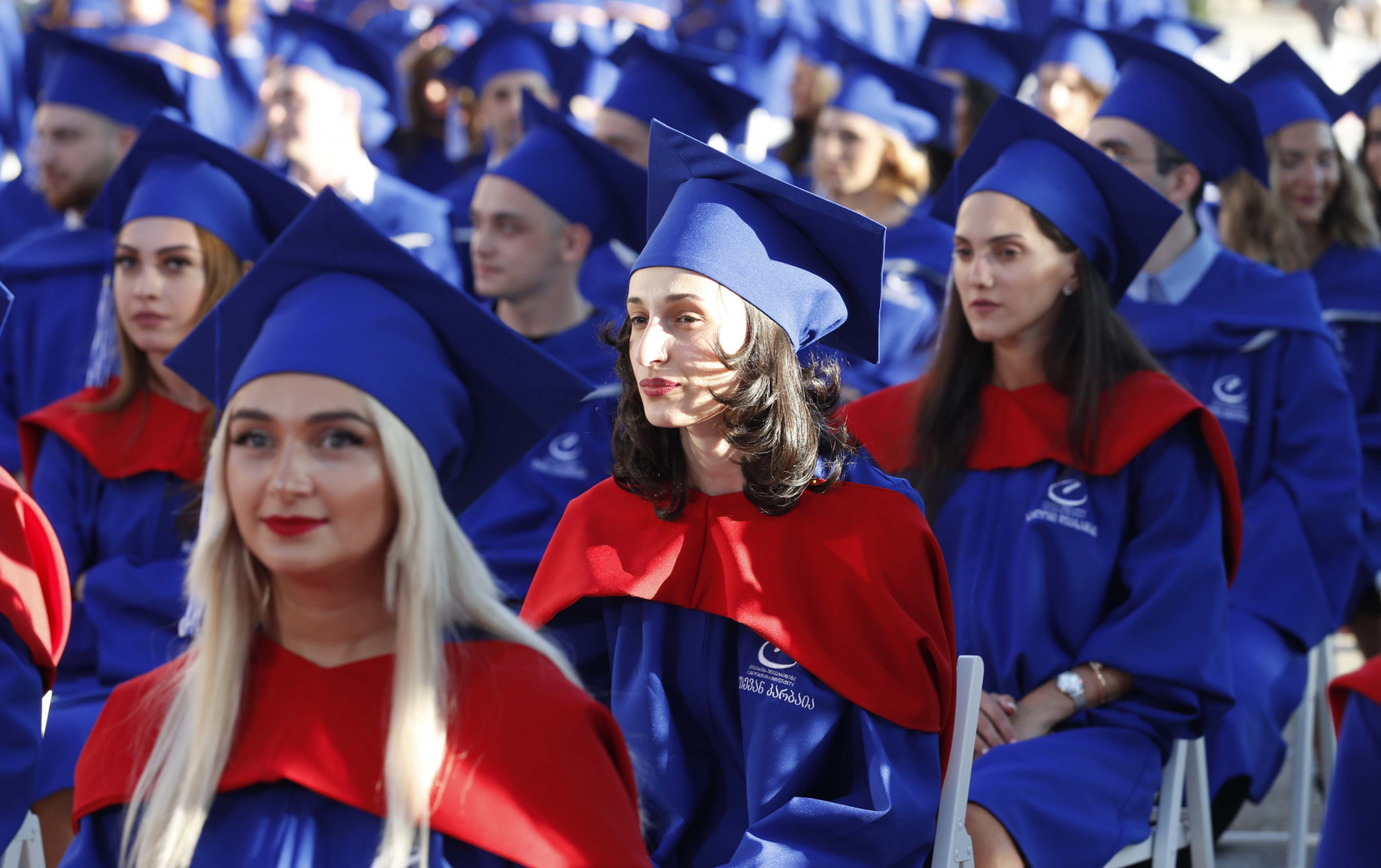  კურსდამთავრებულთათვის დიპლომების გადაცემის ცერემონიალი