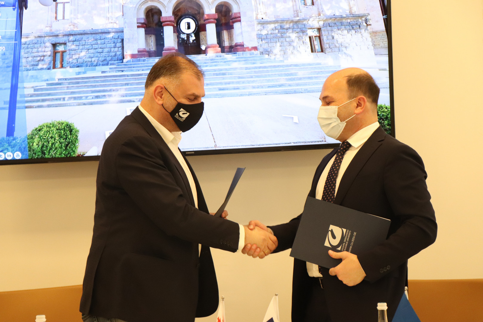 თანამშრომლობის მემორანდუმი კავკასიის უნივერსიტეტსა და საქართველოს ფოსტას შორის