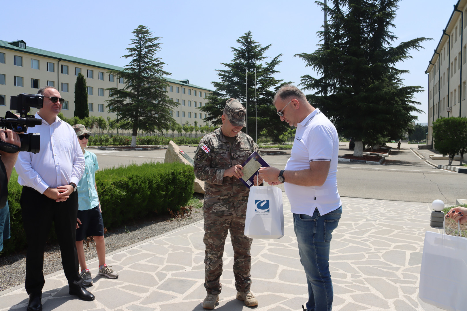 კავკასიის უნივერსიტეტის სტუდენტების ვიზიტი ვაზიანში სამხედრო ბაზაზე