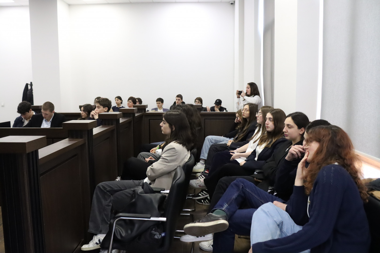 სკოლა „აიბი მთიების“ მოსწავლეებისთვის იმიტირებული სასამართლო პროცესი გაიმართა