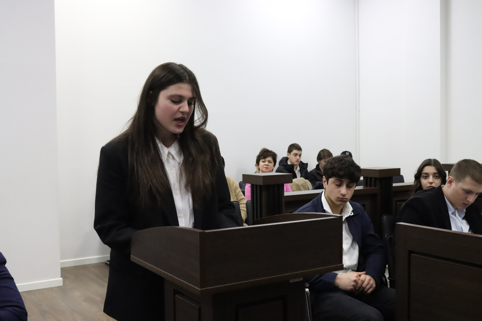 სკოლა „აიბი მთიების“ მოსწავლეებისთვის იმიტირებული სასამართლო პროცესი გაიმართა
