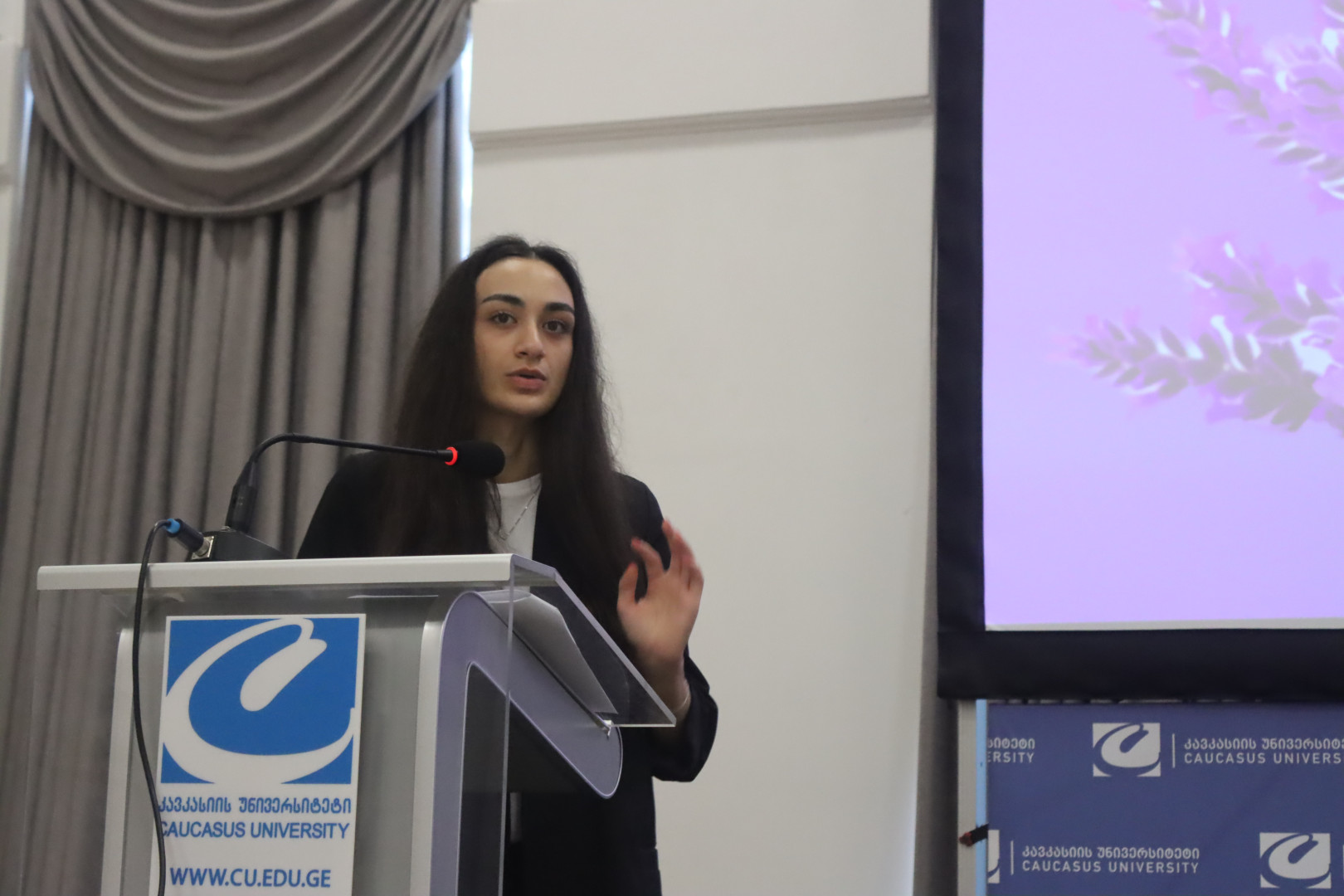 ტურიზმის სკოლის საბაკალავრო ნაშრომების დაცვა