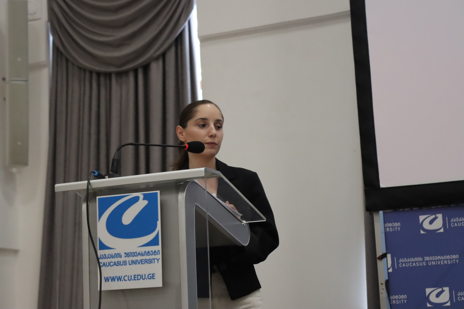 ტურიზმის სკოლის საბაკალავრო ნაშრომების დაცვა