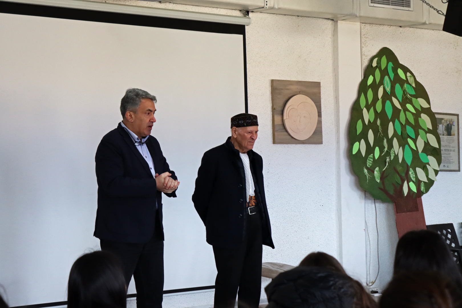 კავკასიის განათლების სკოლის სტუდენტები ამონაშვილის აკადემიას ესტუმრნენ