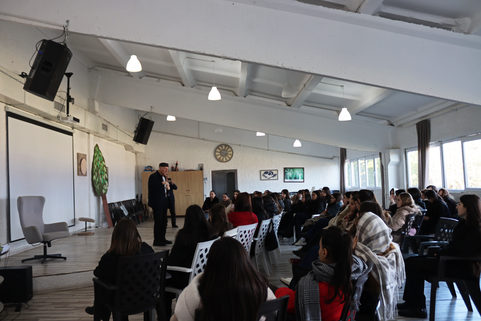 კავკასიის განათლების სკოლის სტუდენტები ამონაშვილის აკადემიას ესტუმრნენ