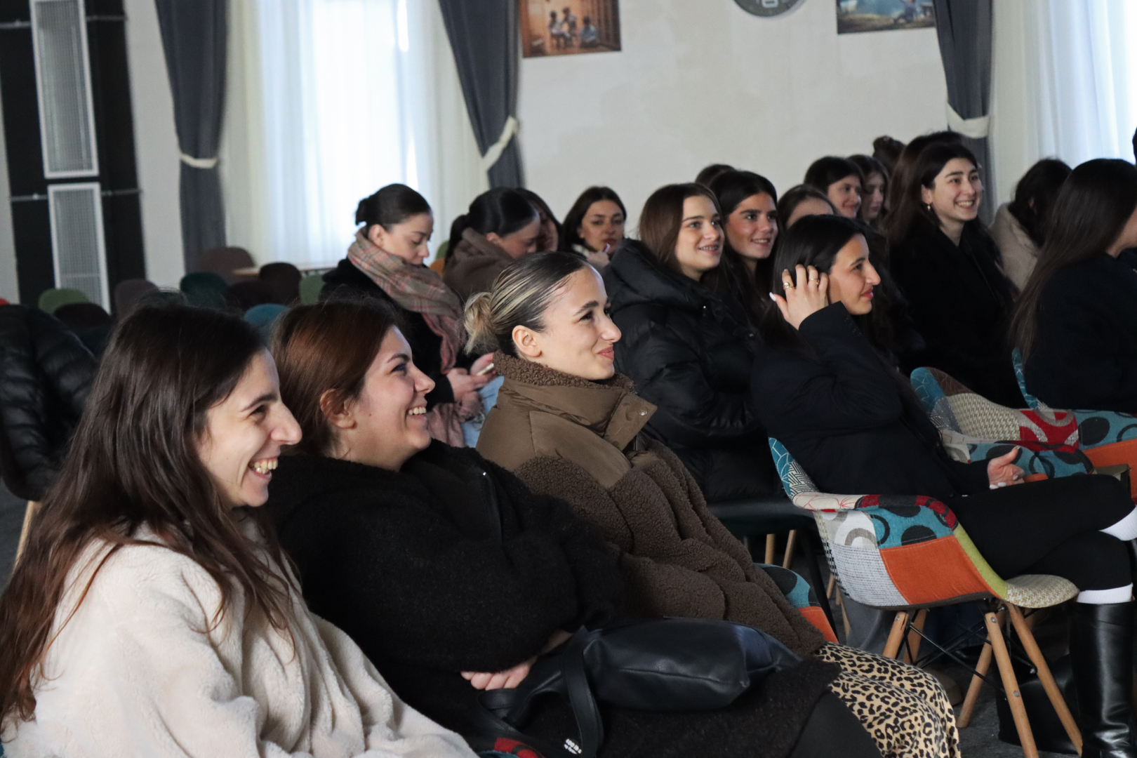 კავკასიის განათლების სკოლის სტუდენტები ამონაშვილის აკადემიას ესტუმრნენ
