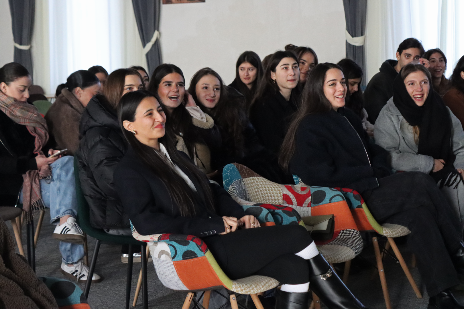 კავკასიის განათლების სკოლის სტუდენტები ამონაშვილის აკადემიას ესტუმრნენ