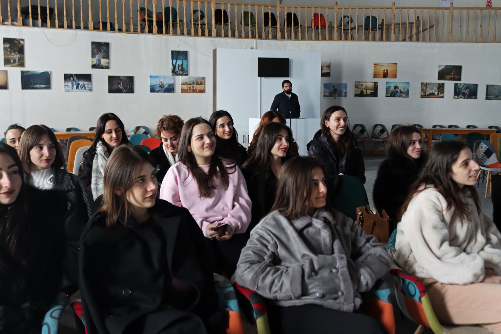 კავკასიის განათლების სკოლის სტუდენტები ამონაშვილის აკადემიას ესტუმრნენ