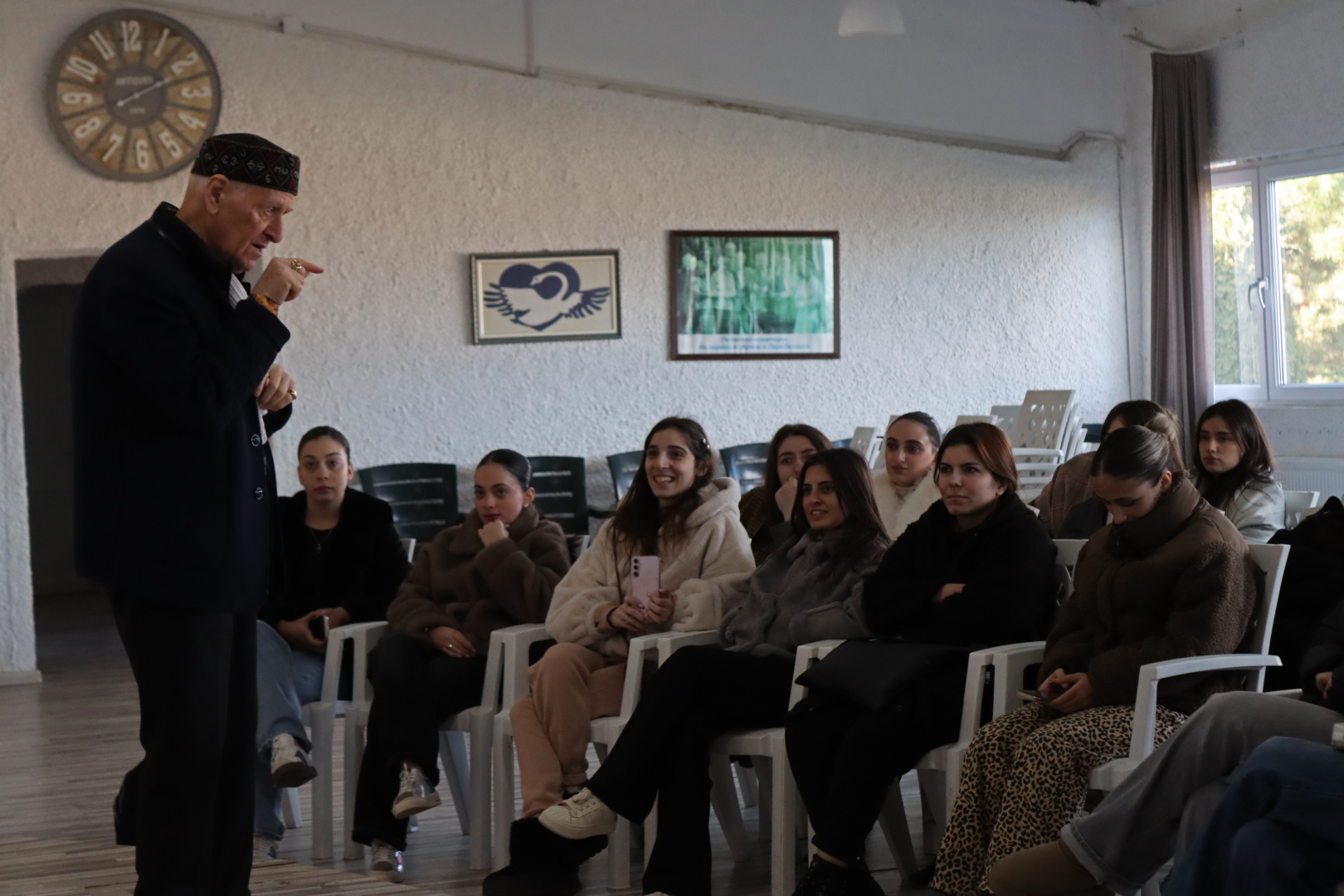 კავკასიის განათლების სკოლის სტუდენტები ამონაშვილის აკადემიას ესტუმრნენ