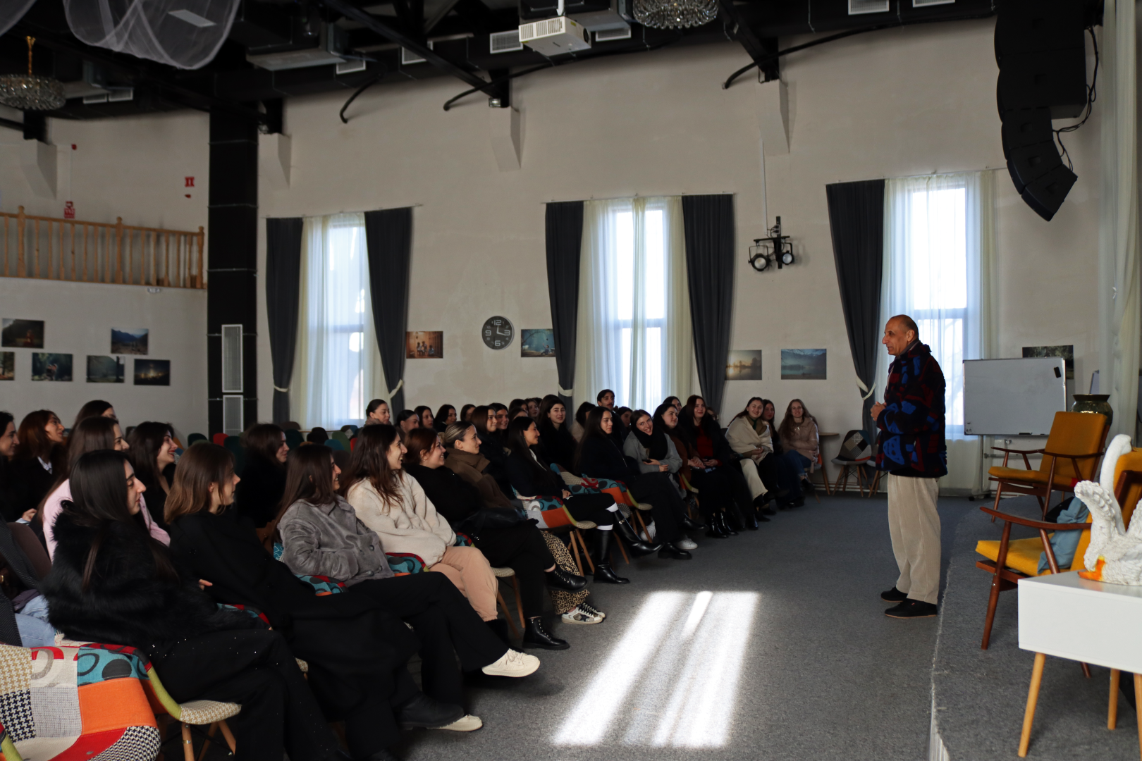 კავკასიის განათლების სკოლის სტუდენტები ამონაშვილის აკადემიას ესტუმრნენ