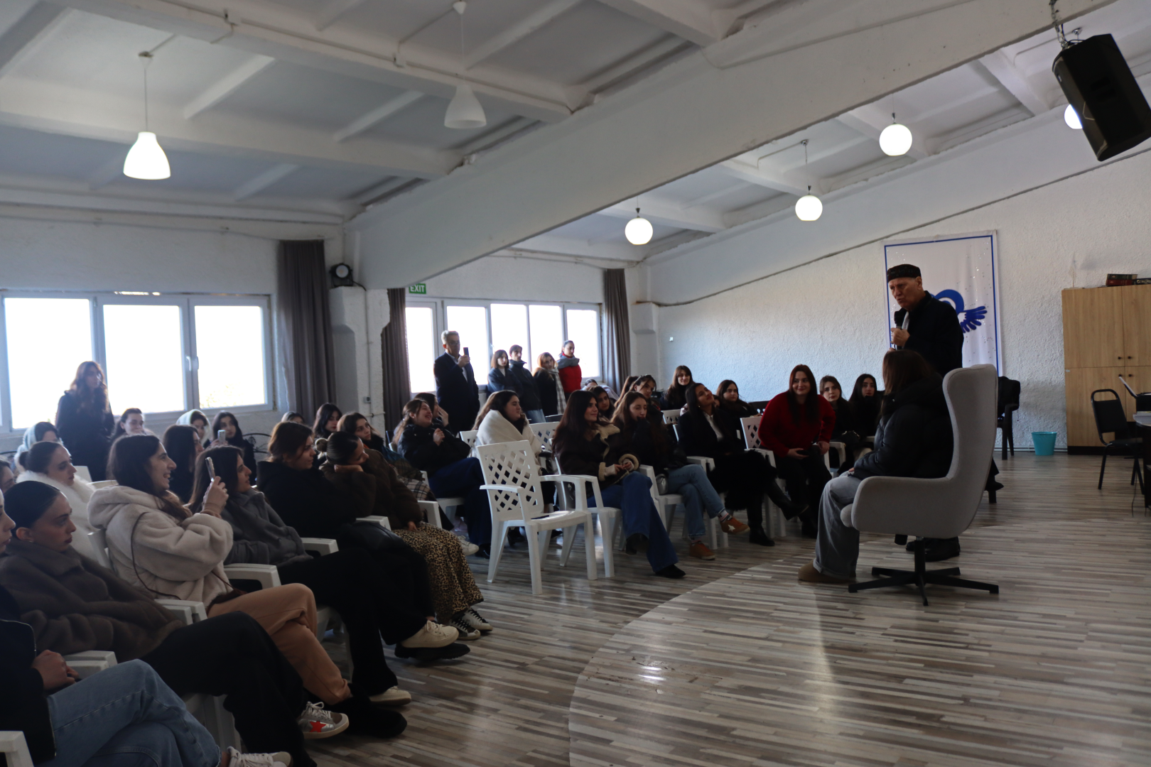 კავკასიის განათლების სკოლის სტუდენტები ამონაშვილის აკადემიას ესტუმრნენ