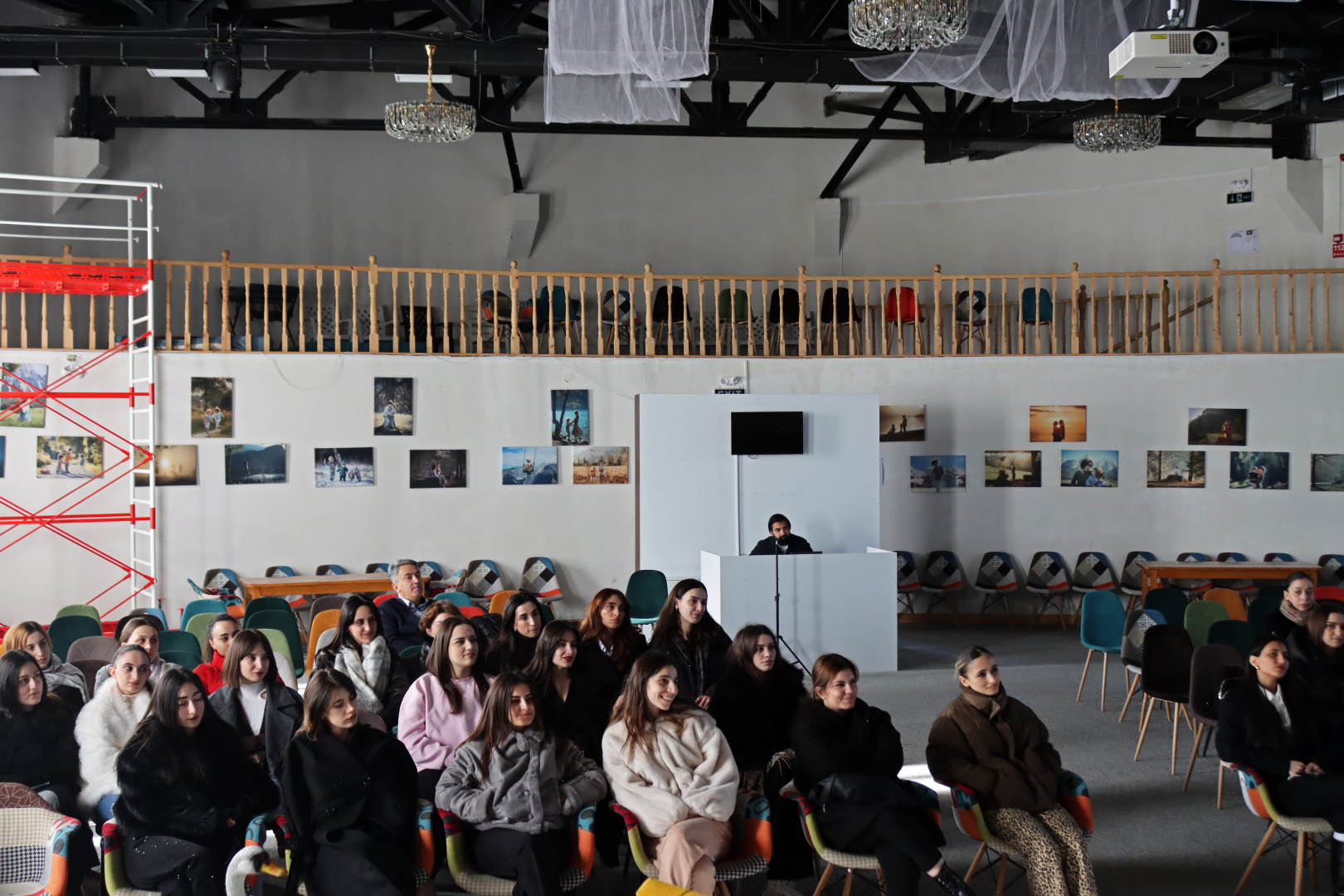 კავკასიის განათლების სკოლის სტუდენტები ამონაშვილის აკადემიას ესტუმრნენ