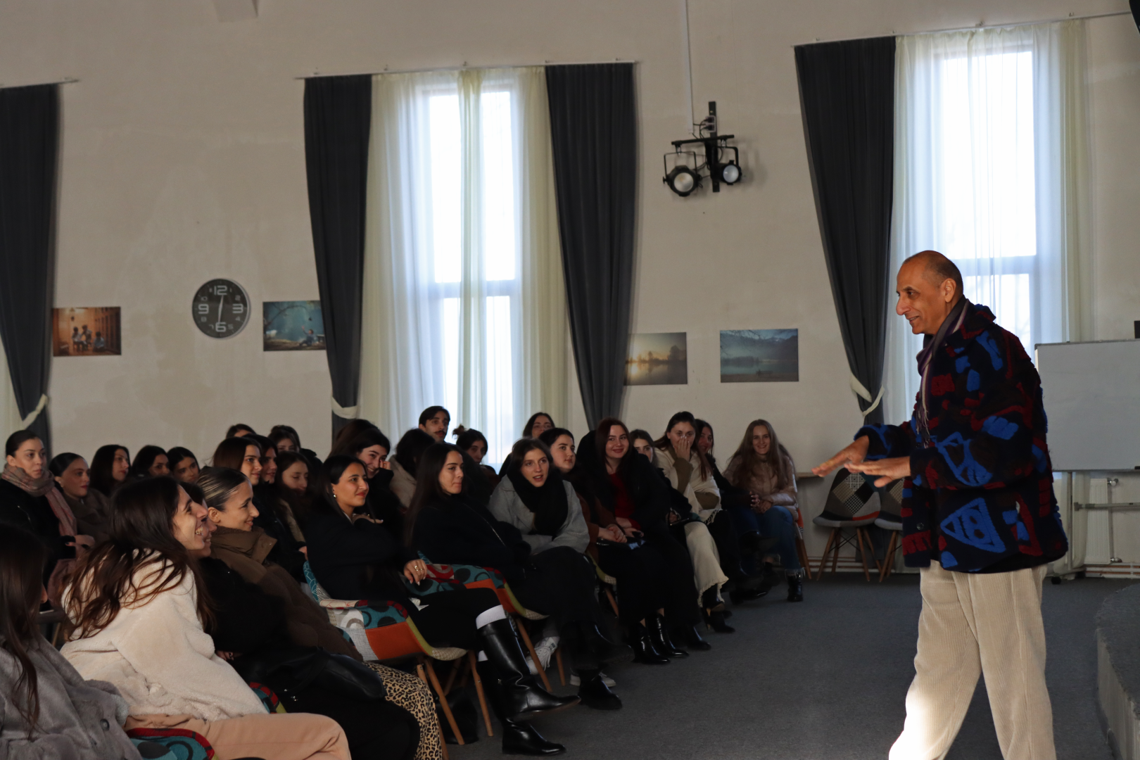 კავკასიის განათლების სკოლის სტუდენტები ამონაშვილის აკადემიას ესტუმრნენ