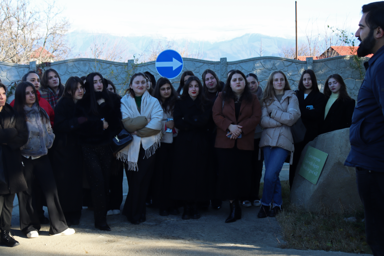 კავკასიის განათლების სკოლის სტუდენტები ამონაშვილის აკადემიას ესტუმრნენ