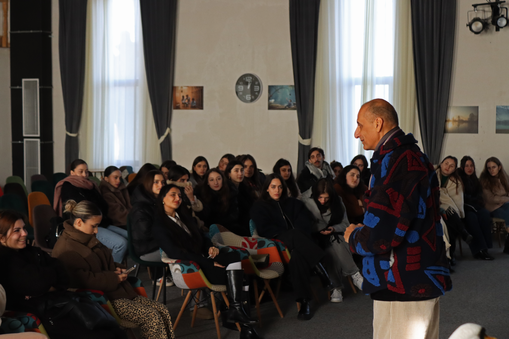 კავკასიის განათლების სკოლის სტუდენტები ამონაშვილის აკადემიას ესტუმრნენ