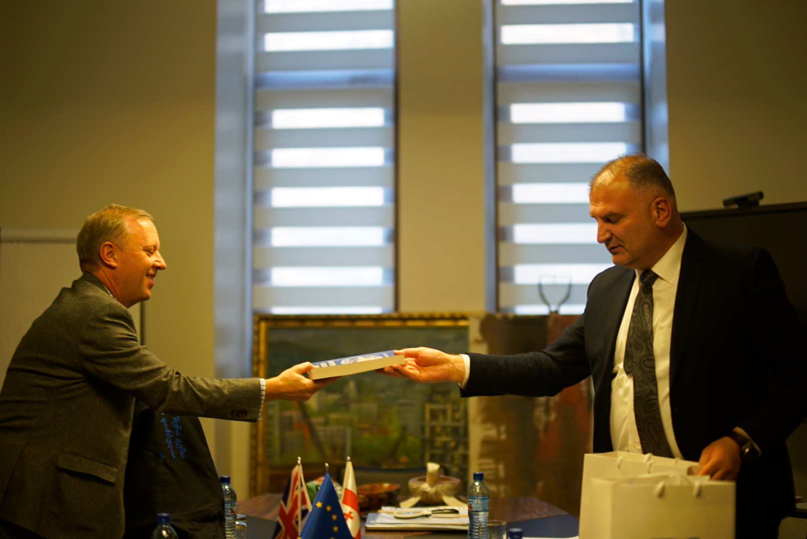 ბრიტანეთის ელჩის შეხვედრა კავკასიის უნივერსიტეტის პრეზიდენტთან 