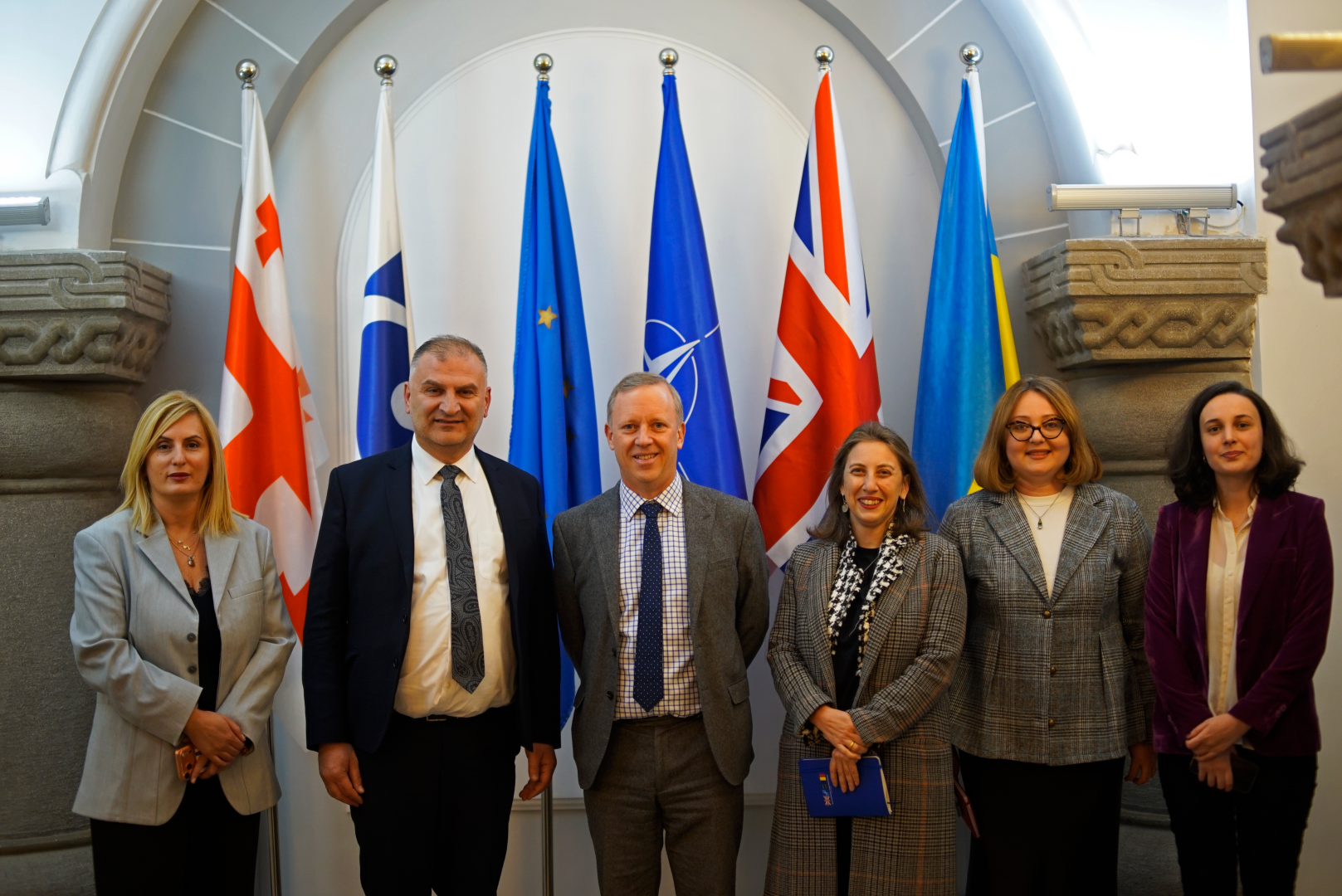 ბრიტანეთის ელჩის შეხვედრა კავკასიის უნივერსიტეტის პრეზიდენტთან 