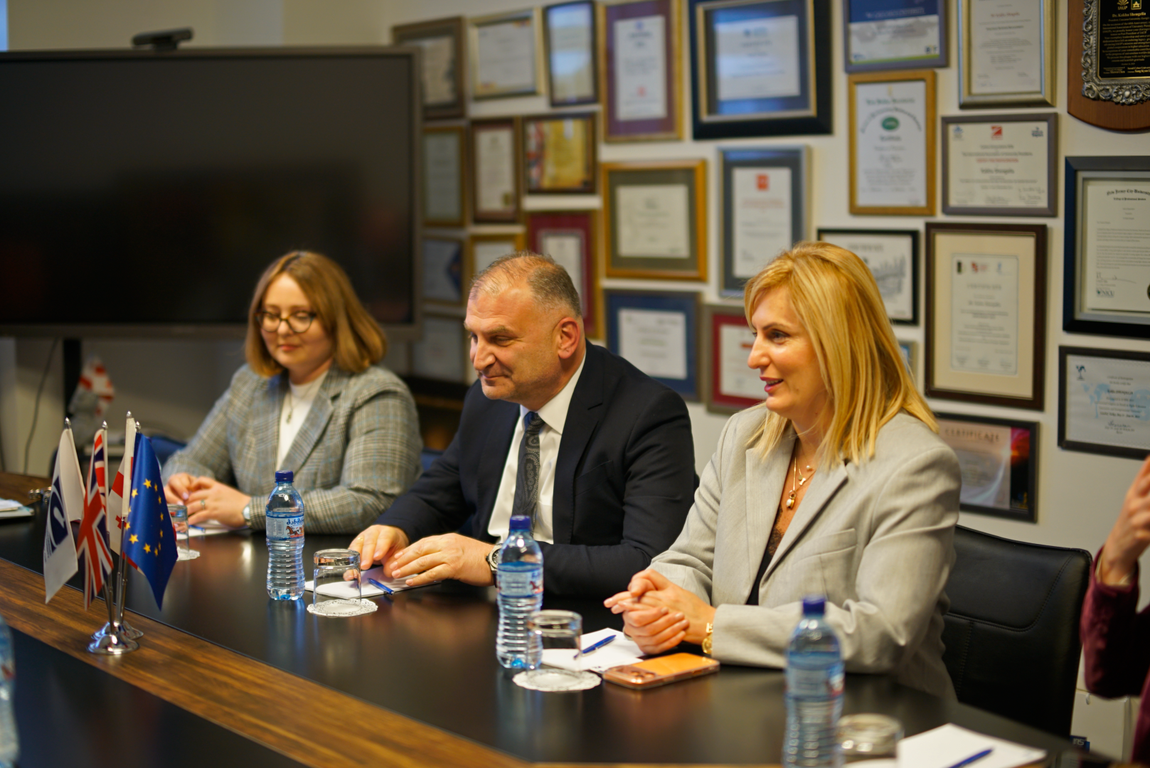 ბრიტანეთის ელჩის შეხვედრა კავკასიის უნივერსიტეტის პრეზიდენტთან 