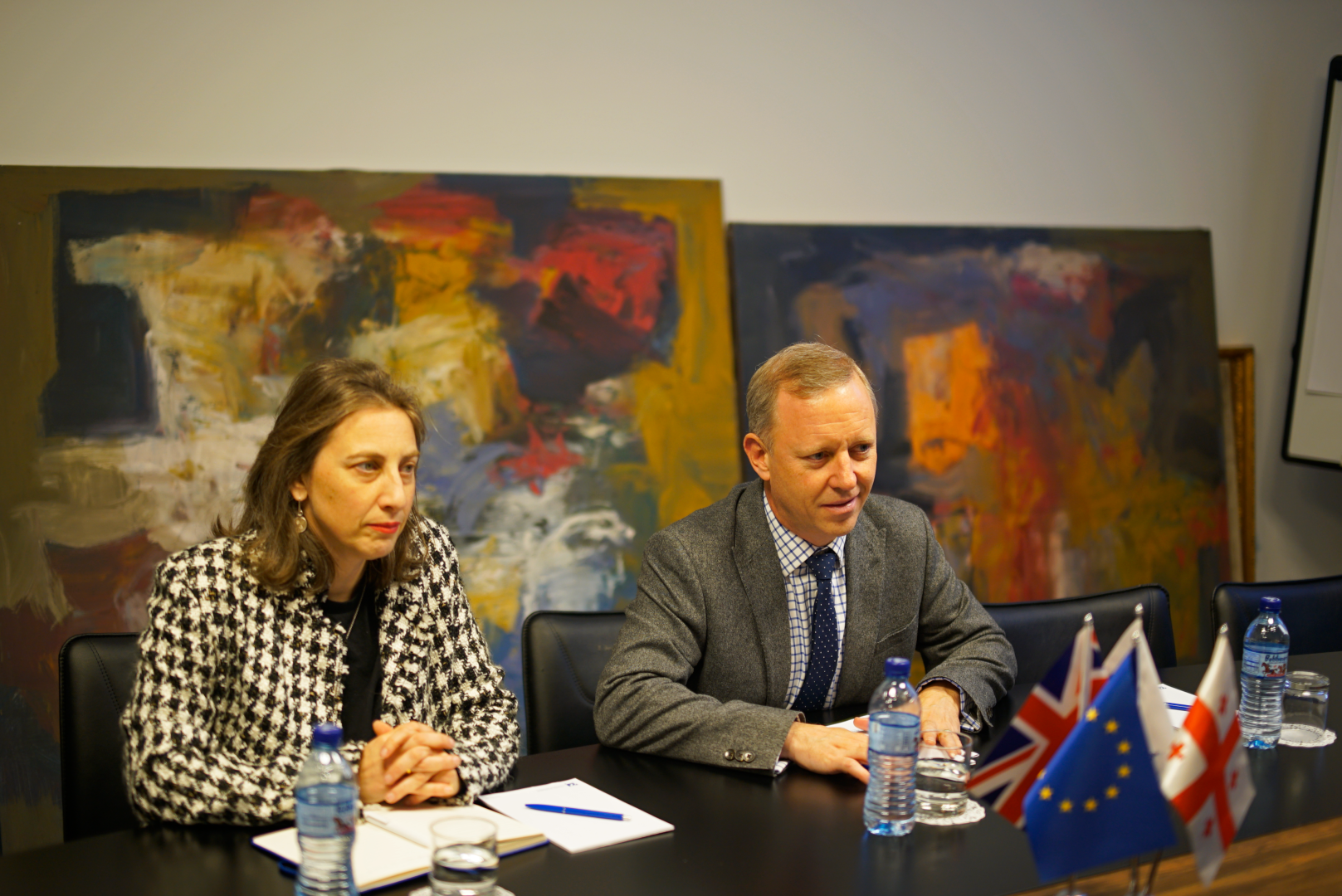 ბრიტანეთის ელჩის შეხვედრა კავკასიის უნივერსიტეტის პრეზიდენტთან 