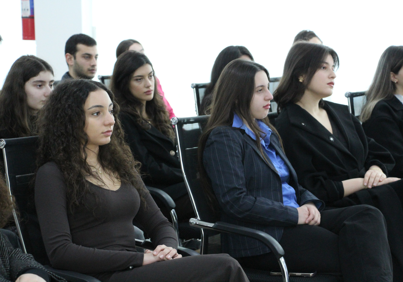 აღსრულების ეროვნული ბიუროს წარმომადგენლები კავკასიის უნივერსიტეტის სტუდენტებს შეხვდნენ