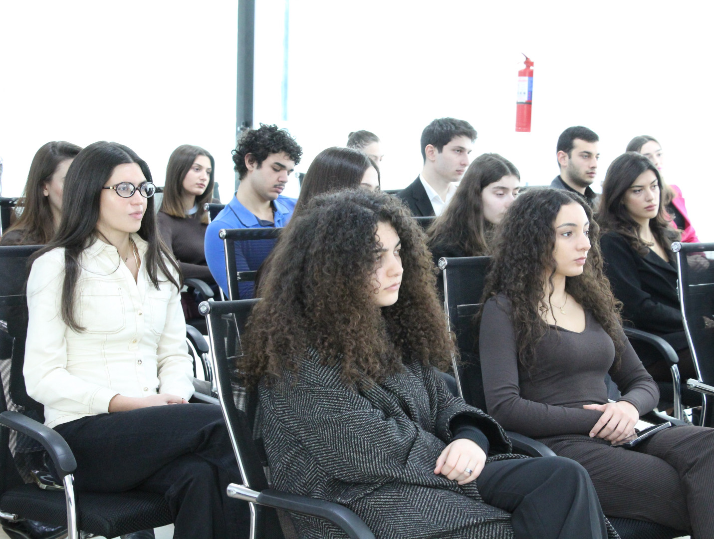 აღსრულების ეროვნული ბიუროს წარმომადგენლები კავკასიის უნივერსიტეტის სტუდენტებს შეხვდნენ