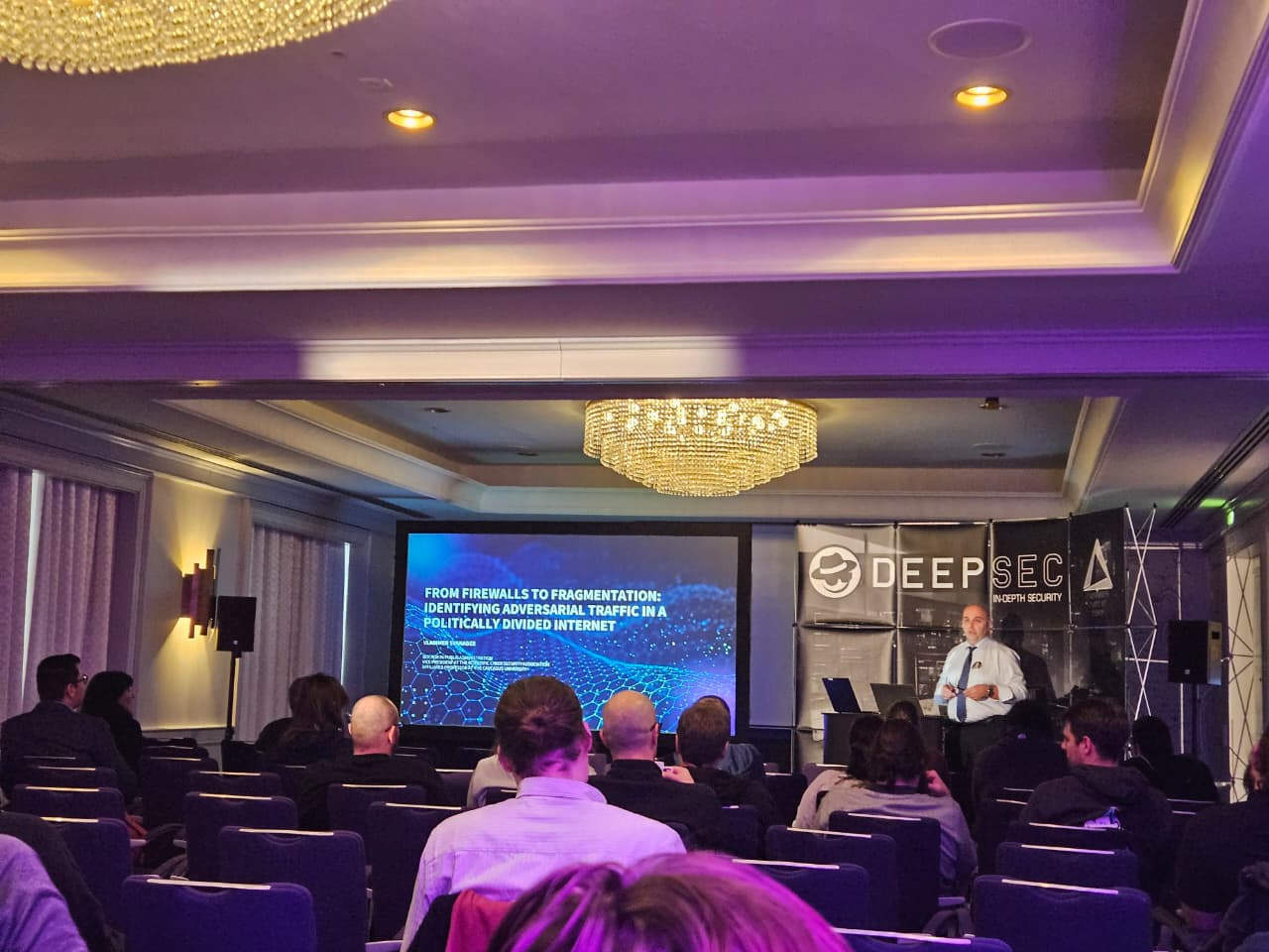 კავკასიის უნივერსიტეტის კიბერ უსაფრთხოების ცენტრის წარმომადგენლები კიბერუსაფრთხოების მსოფლიოს  წამყვან კონფერენციაზე - DeepSec-ზე