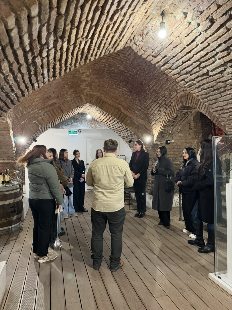 ტურიზმის სკოლის სტუდენტების საგანმანათლებლო ვიზიტი თბილისის ღვინის მუზეუმში