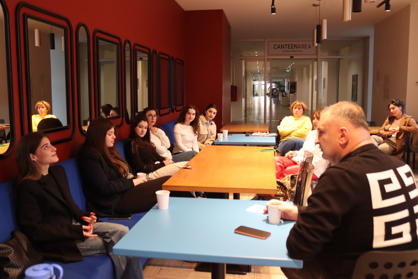 არაფორმალური შეხვედრა კავკასიის უნივერსიტეტის პრეზიდენტთან