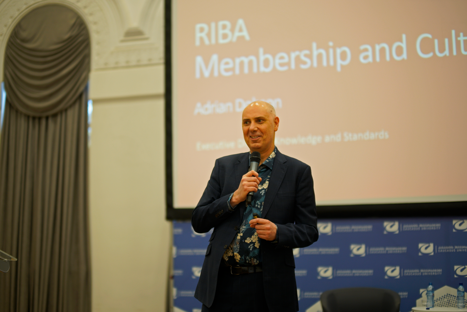 CU-ში სტუმრად RIBA-ის აღმასრულებელი დირექტორი ეიდრიან დობსონი