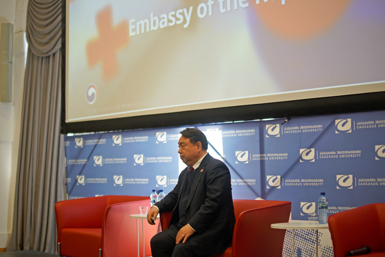 სამხრეთ კორეის ელჩის ვიზიტი კავკასიის უნივერსიტეტში