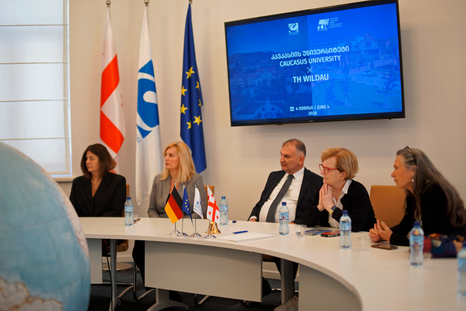 ციფრული ლოგისტიკის მენეჯმენტის დიპლომების ხელმოწერა  