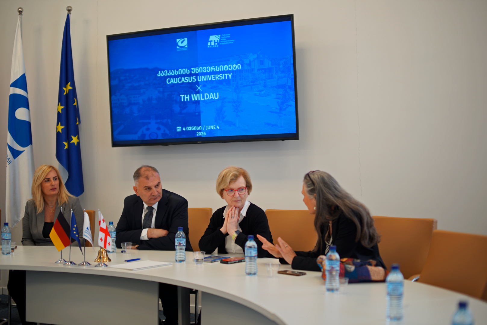 ციფრული ლოგისტიკის მენეჯმენტის დიპლომების ხელმოწერა  