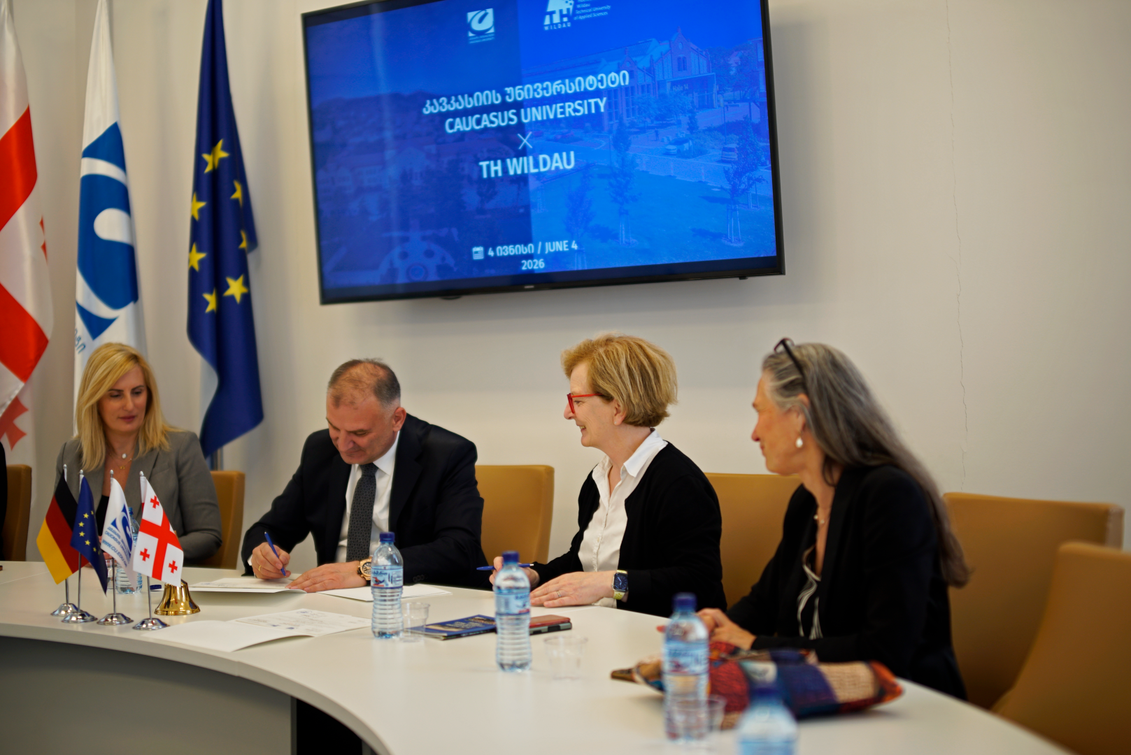 ციფრული ლოგისტიკის მენეჯმენტის დიპლომების ხელმოწერა  