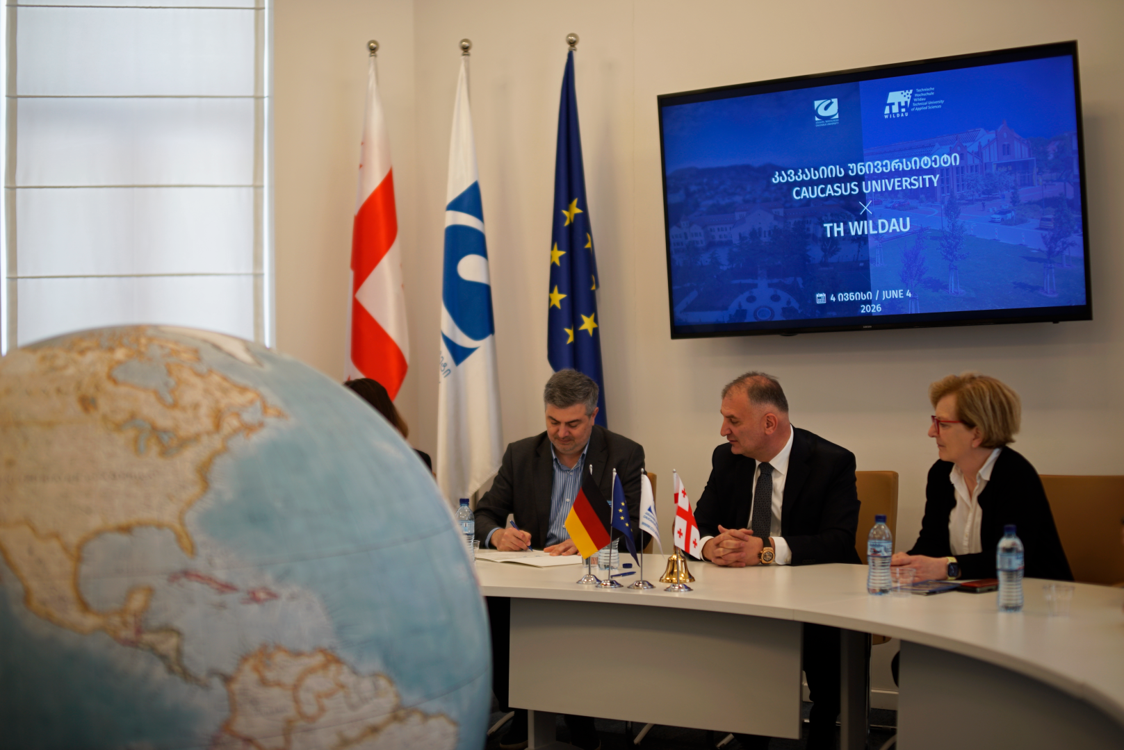 ციფრული ლოგისტიკის მენეჯმენტის დიპლომების ხელმოწერა  