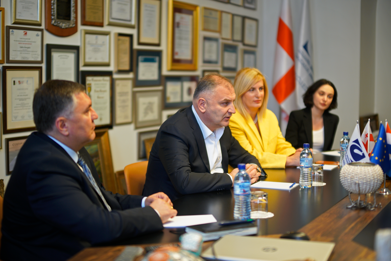 კავკასიის უნივერსიტეტის პრეზიდენტმა ნიდერლანდების სამეფოს ელჩს უმასპინძლა