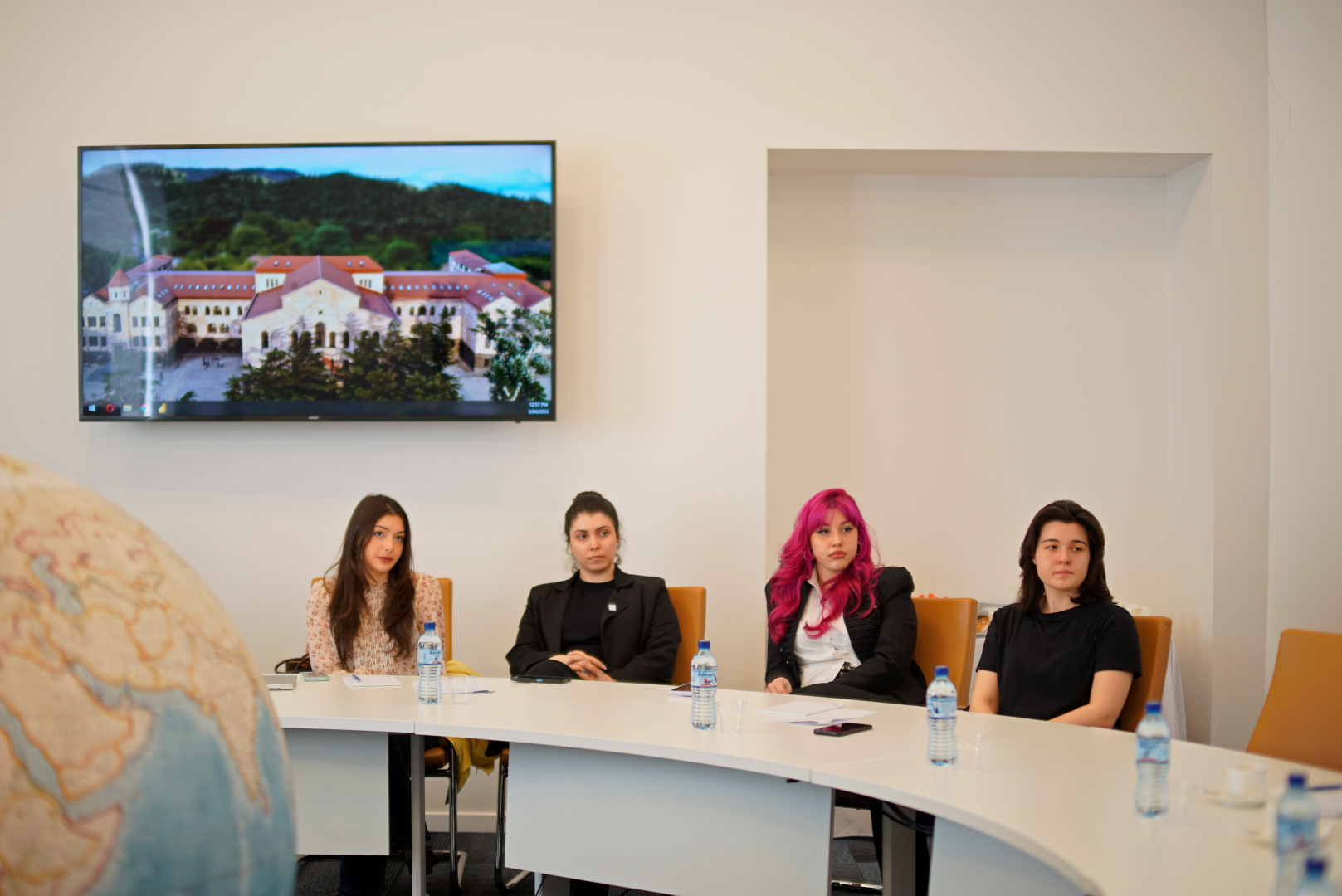 კავკასიის უნივერსიტეტმა სამუშაო ვიზიტით სომხეთის დელეგაციას უმასპინძლა