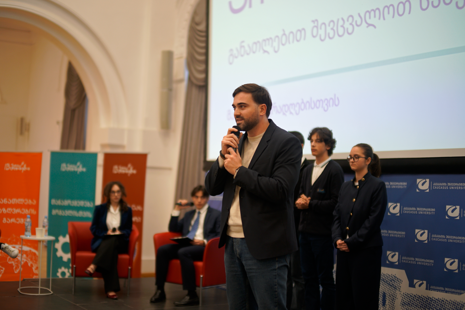 &bdquo;იდეიდან AI-მდე&ldquo; - IB მთიების &bdquo;ღია სკოლის&ldquo; დასკვნითი კონფერენცია