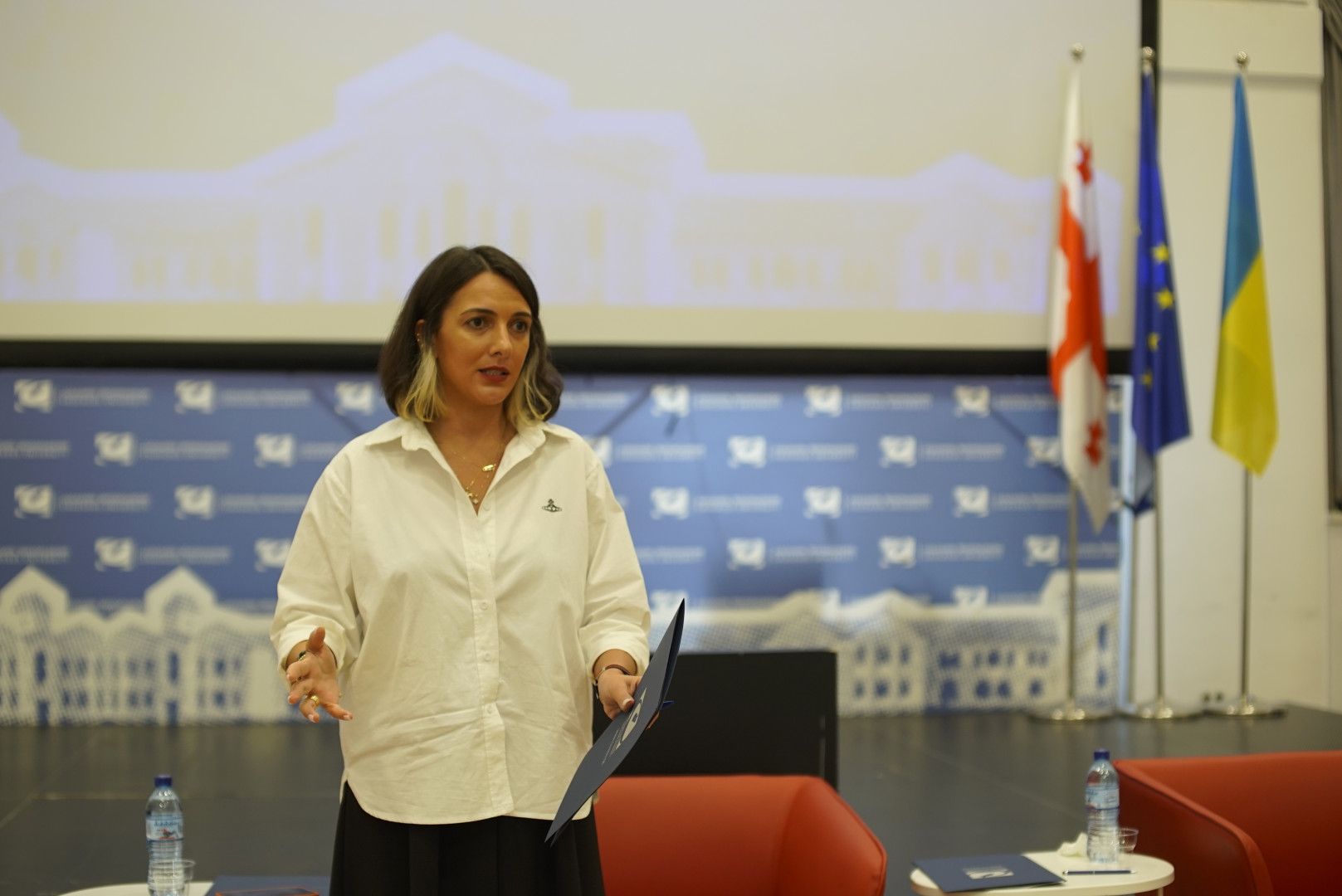 შეხვედრა კავკასიის უნივერსიტეტის მეოთხე ნაკადის ელჩებთან