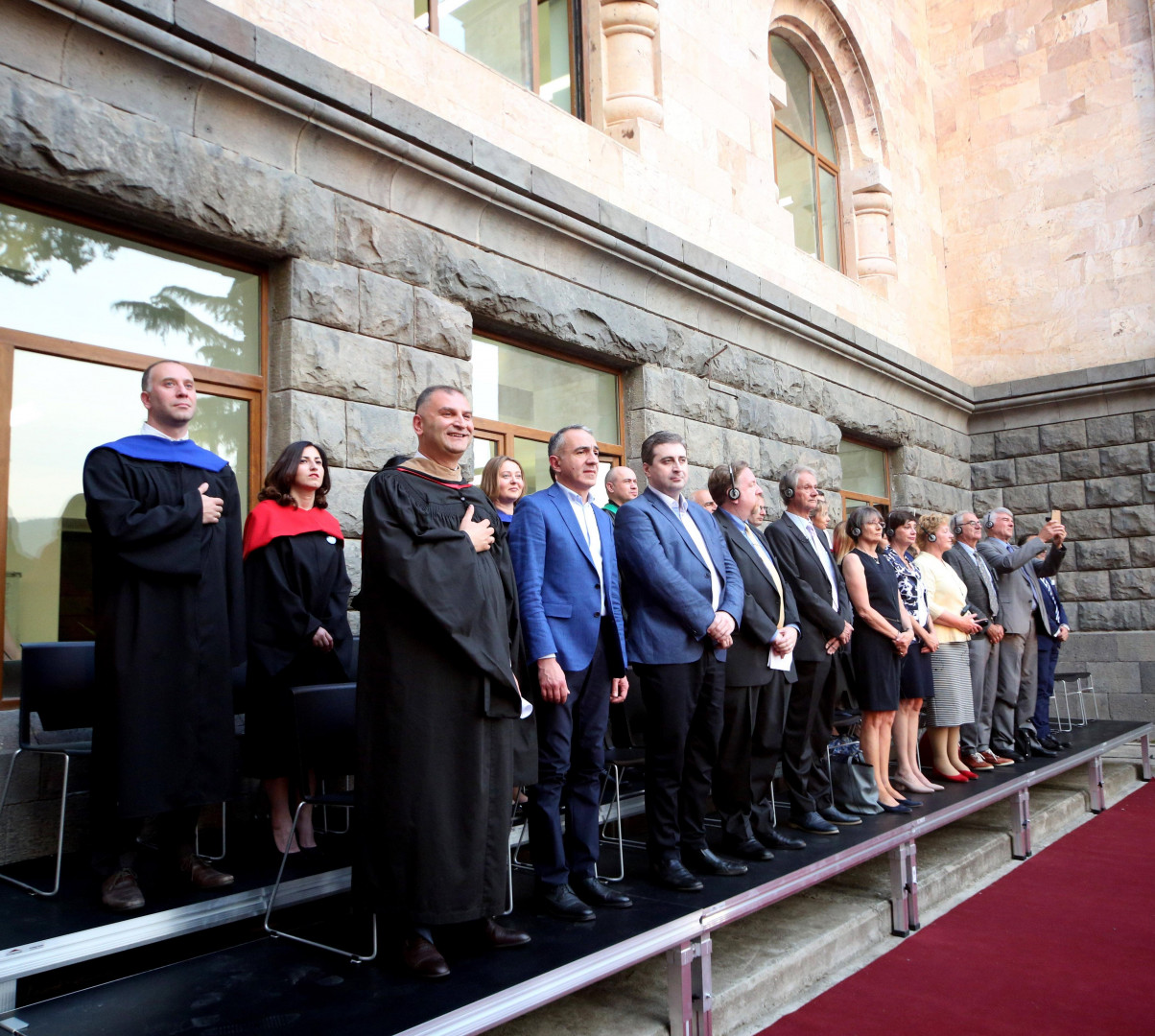 კურსდამთავრებულთათვის დიპლომების გადაცემის ცერემონიალი