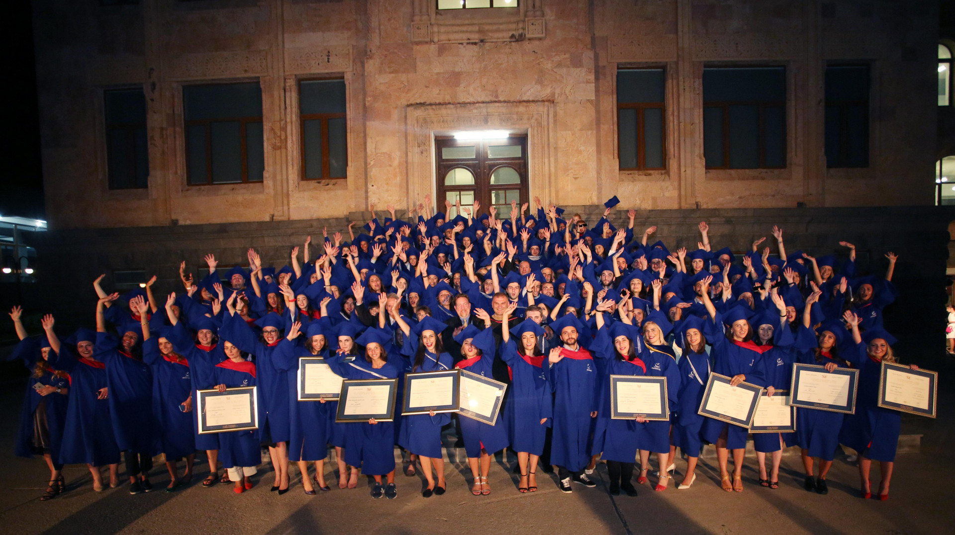 კურსდამთავრებულთათვის დიპლომების გადაცემის ცერემონიალი