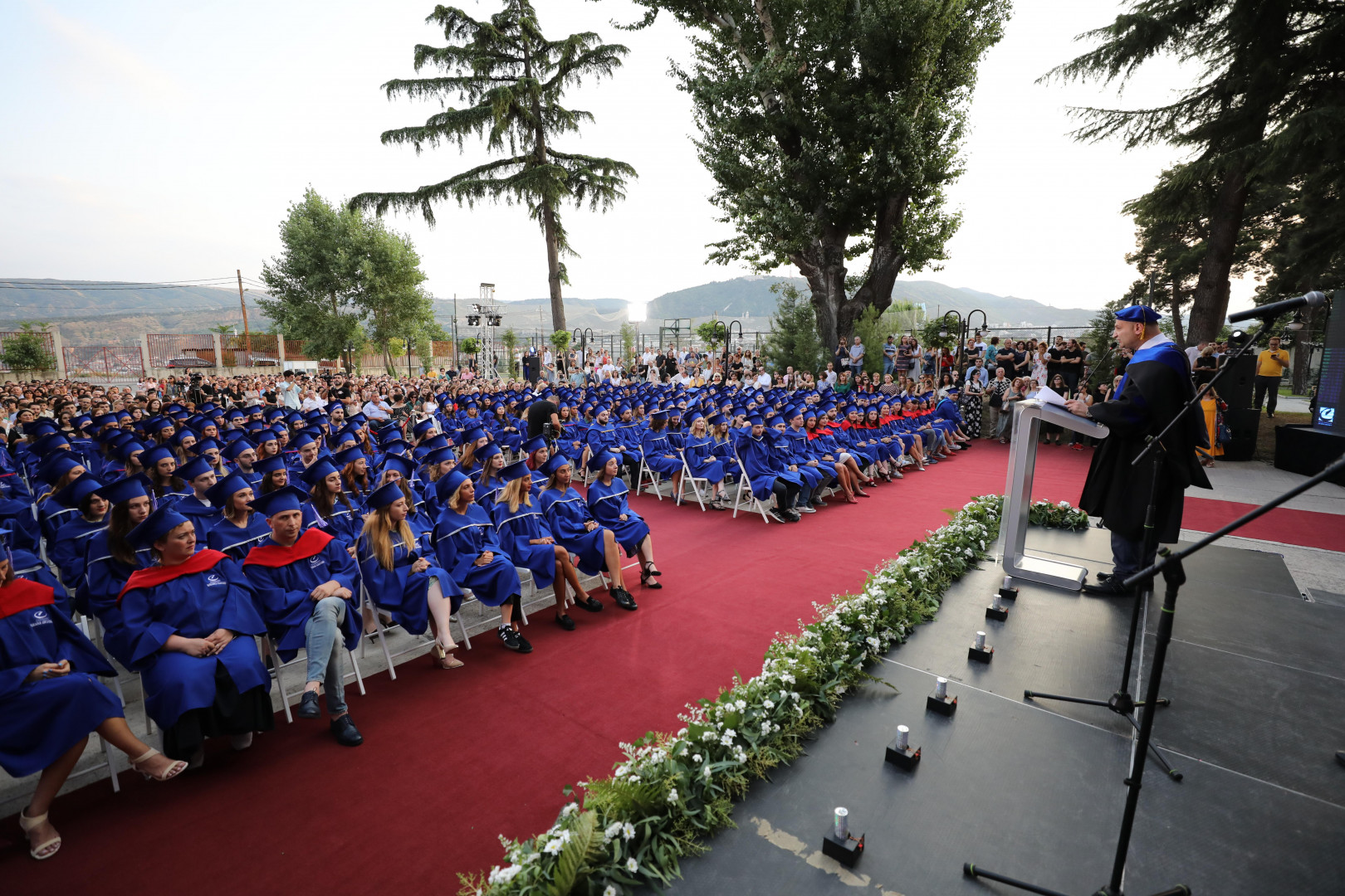 კურსდამთავრებულთათვის დიპლომების გადაცემის ცერემონიალი