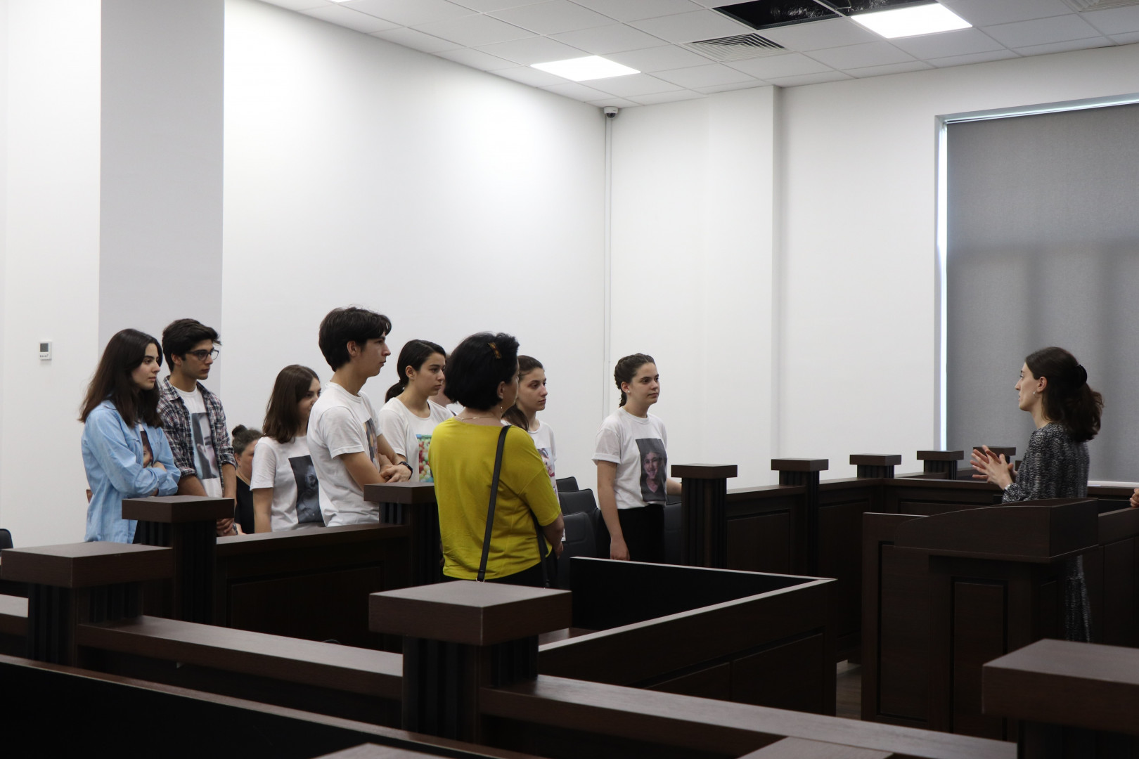 სკოლა „ახალი ლიცეუმის“ მოსწავლეები სტუმრად კავკასიის უნივერსიტეტში