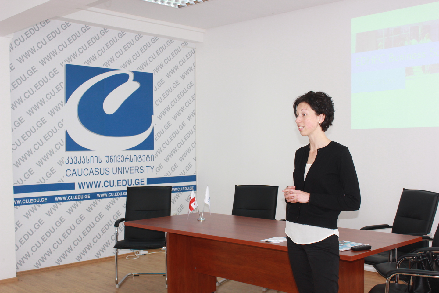 "EDHEC BUSINESS SCHOOL"-ის წარმომადგენელი