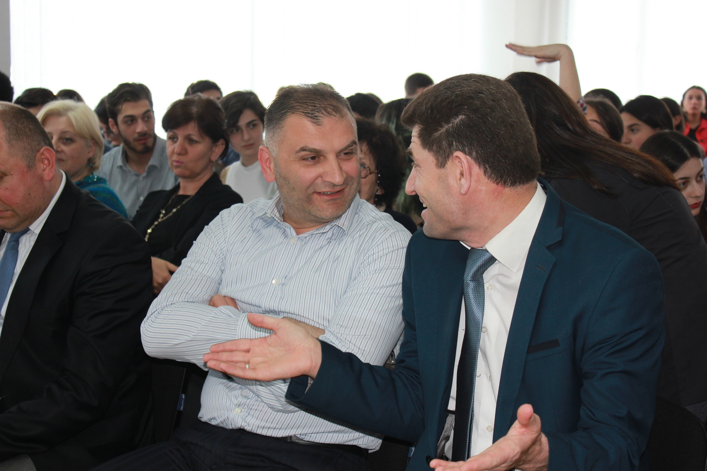 პოეზია მეგობრობის გზად და ხიდად