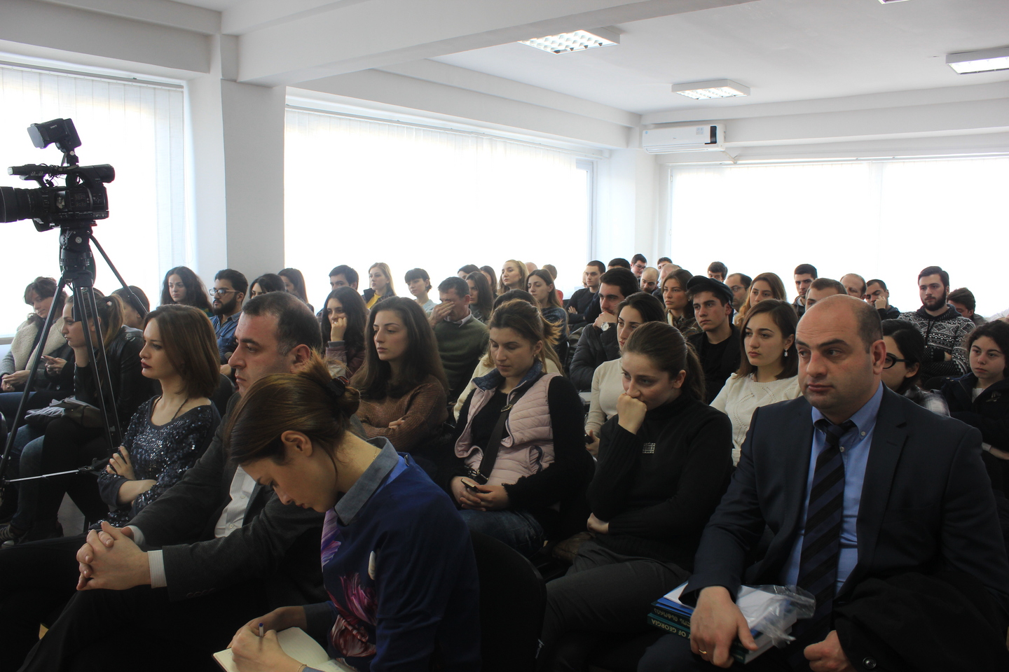 საქართველოს საგარეო საქმეთა მინისტრი კავკასიის უნივერსიტეტის სტუდენტებს შეხვდა